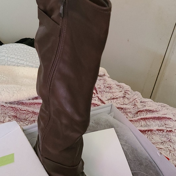 Boot - Picture 3 of 6